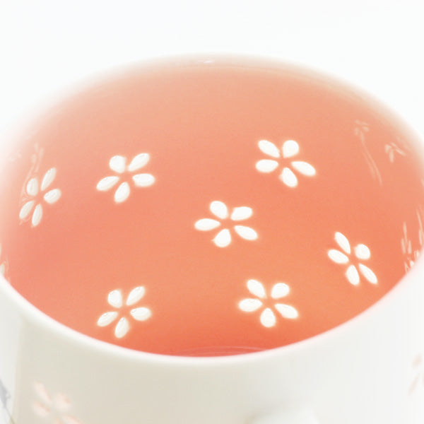 蛍彫りマグカップ　花とネコ【透かし彫り】(23065)