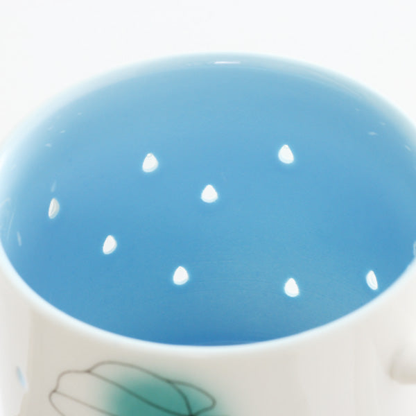 蛍彫りマグカップ　雨とネコ【透かし彫り】(23066)